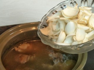 14、#一碗汤#清燥润肺汤,倒入百合,煮开后熄火即可食用