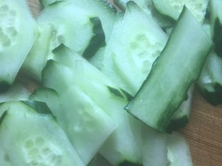 1、西红柿鸡蛋汤,黄瓜切片备用