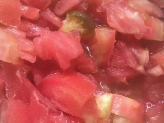 2、西红柿鸡蛋汤,西红柿切碎备用