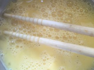 3、西红柿鸡蛋汤,鸡蛋打碎备用