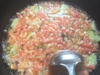 4、西红柿鸡蛋汤,开水烧开 先放西红柿煮开 然后放黄瓜 虾皮煮开 在放鸡蛋 等煮开