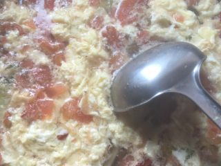 5、西红柿鸡蛋汤,好了根据个人口味 放少许盐 鸡精调味  （PS：虾皮自带咸味 盐不要放多哦^•^） 