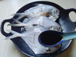 8、#感恩节食谱#清蒸鲳鱼,在加入生抽，摆放切好的葱和姜。