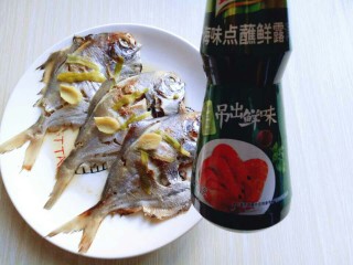11、#感恩节食谱#清蒸鲳鱼,蒸好的鱼取出，将蒸出来的汤汁倒掉，滴几滴鲜露酱油。