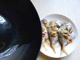 12、#感恩节食谱#清蒸鲳鱼,把炒香的花椒取出，将热油淋在鲳鱼身上即可享受美味。