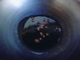 10、#感恩节食谱#清蒸鲳鱼,起油锅加入花椒，炒香。