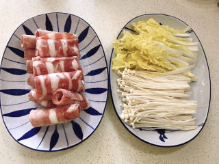1、金针菇肥牛卷,肥牛卷取出,金针菇去根洗净撕小朵,娃娃菜洗净切丝
