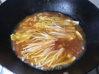 14、金针菇肥牛卷,下金针菇、娃娃菜,煮两分钟