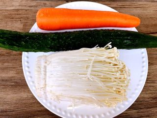 1、麻辣金针菇,准备好金针菇，黄瓜，胡萝卜
