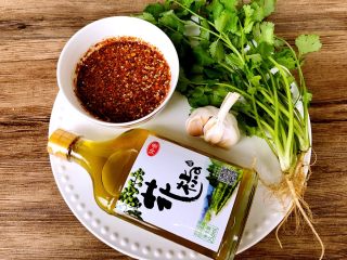 2、麻辣金针菇,配料：仲景花椒油，自制辣椒油，蒜头，香菜，（还有生抽，香醋，白糖，芝麻油就不一一展示了）