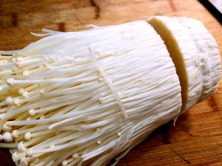 5、麻辣金针菇,金针菇切掉根部