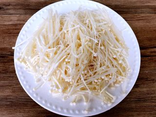 7、麻辣金针菇,浸泡好以后，洗净沥水备用