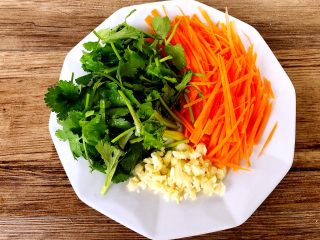 8、麻辣金针菇,胡萝卜切丝，香菜切段，蒜切末