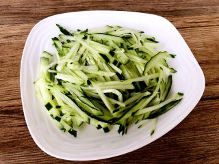 9、麻辣金针菇,黄瓜切丝