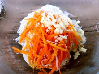 13、麻辣金针菇,放入蒜末