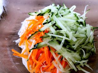 14、麻辣金针菇,放入黄瓜丝