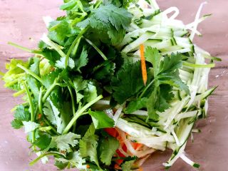 17、麻辣金针菇,加入香菜