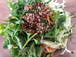 19、麻辣金针菇,加一勺白糖，俩勺辣椒油，适量香醋，搅拌均匀