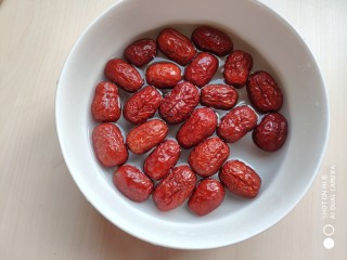 5、糙米窝头(原味&枣香),红枣清洗干净，如果你的红枣特别干硬，可提前泡一下。