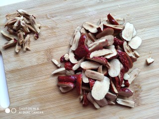 6、糙米窝头(原味&枣香),用刀切除枣核。