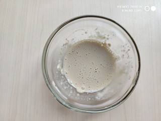 8、糙米窝头(原味&枣香),小碗中放入酵母，加入一点点凉水，水不要多了，只需把酵母融化就可以。