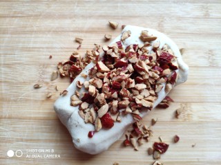 12、糙米窝头(原味&枣香),取其中的一份加入红枣碎。枣香的我没放糖，若羌红枣很甜，加的量也不少，它本身的甜度已经够了。糖加不加根据个人口味决定吧！