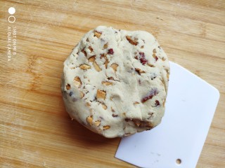 13、糙米窝头(原味&枣香),将加入枣碎的粉团稍微揉匀，这时粉团会有点粘，可以借助刮板只要把枣和粉团混合均匀就行。