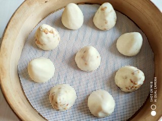 15、糙米窝头(原味&枣香),做好的窝头先放入蒸笼醒发15分钟左右。然后开锅蒸制25分钟就可以了。