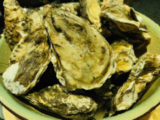 1、蒜蓉粉丝蒸生蚝,新鲜生蚝，用小刷子或者牙刷，边冲水边刷洗干净；