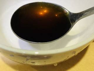 7、蒜蓉粉丝蒸生蚝,准备料汁，1勺料酒；