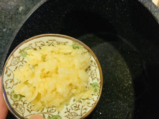 12、蒜蓉粉丝蒸生蚝,锅里加2勺食用油，加入蒜蓉；