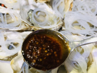 17、蒜蓉粉丝蒸生蚝,关火，用勺子，舀到每个生蚝上面；
