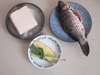 1、鲫鱼豆腐汤,准备好所有材料