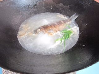 10、鲫鱼豆腐汤,放上葱节。小火煮20分钟。