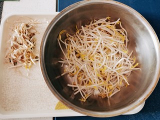 2、韭菜炒豆芽,豆芽菜去掉根部  