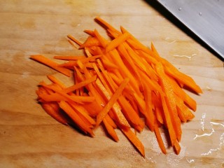 6、韭菜炒豆芽,切丝备用