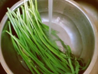 7、韭菜炒豆芽,韭菜择洗干净