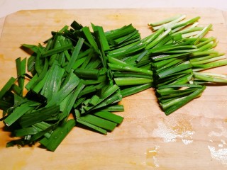 8、韭菜炒豆芽,切寸段