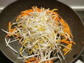 10、韭菜炒豆芽,放入豆芽菜 翻炒