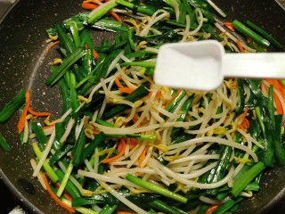 13、韭菜炒豆芽,放入盐