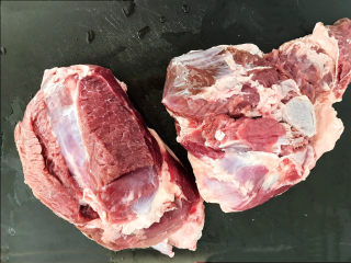 1、胡萝卜炖羊肉,羊腿肉清洗干净