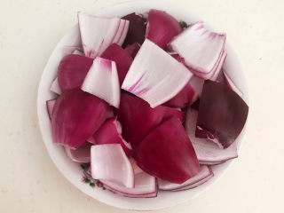 7、胡萝卜炖羊肉,圆葱切成小片