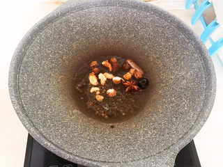 8、胡萝卜炖羊肉,炒锅烧热后加入大豆色拉油，油烧热后加入干调料，炒出香味