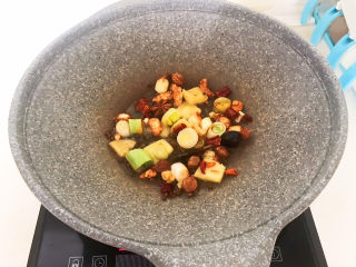 9、胡萝卜炖羊肉,加入葱姜炒出香味