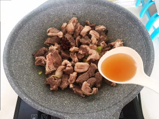 11、胡萝卜炖羊肉,加入料酒烹去膻味