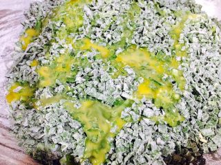 7、韭菜小圆子,倒入鸡蛋液