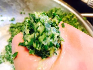 9、韭菜小圆子,用手抓住一团韭菜糊，从虎口挤出直径约4～5厘米左右的小圆子，放入油锅中。