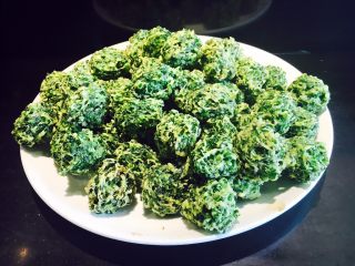 15、韭菜小圆子,一大盘子香喷喷的韭菜小丸子