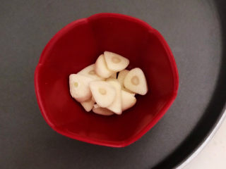 4、莴笋炒虾仁,大蒜切成小片