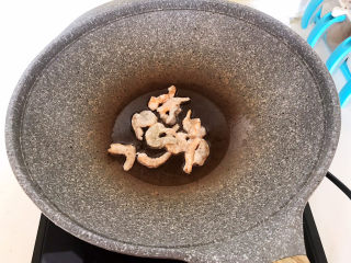 12、莴笋炒虾仁,锅里加入玉米油，油烧热后加入虾仁